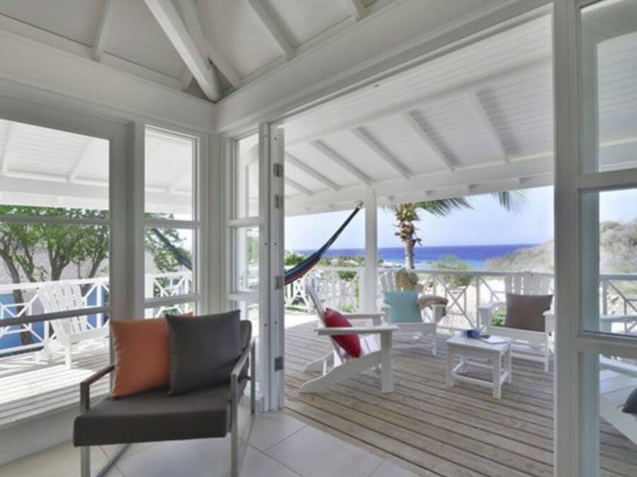 Bungalow, 3 Bedrooms | Living room | 32-inch flat-screen TV with digital channels, TV, books