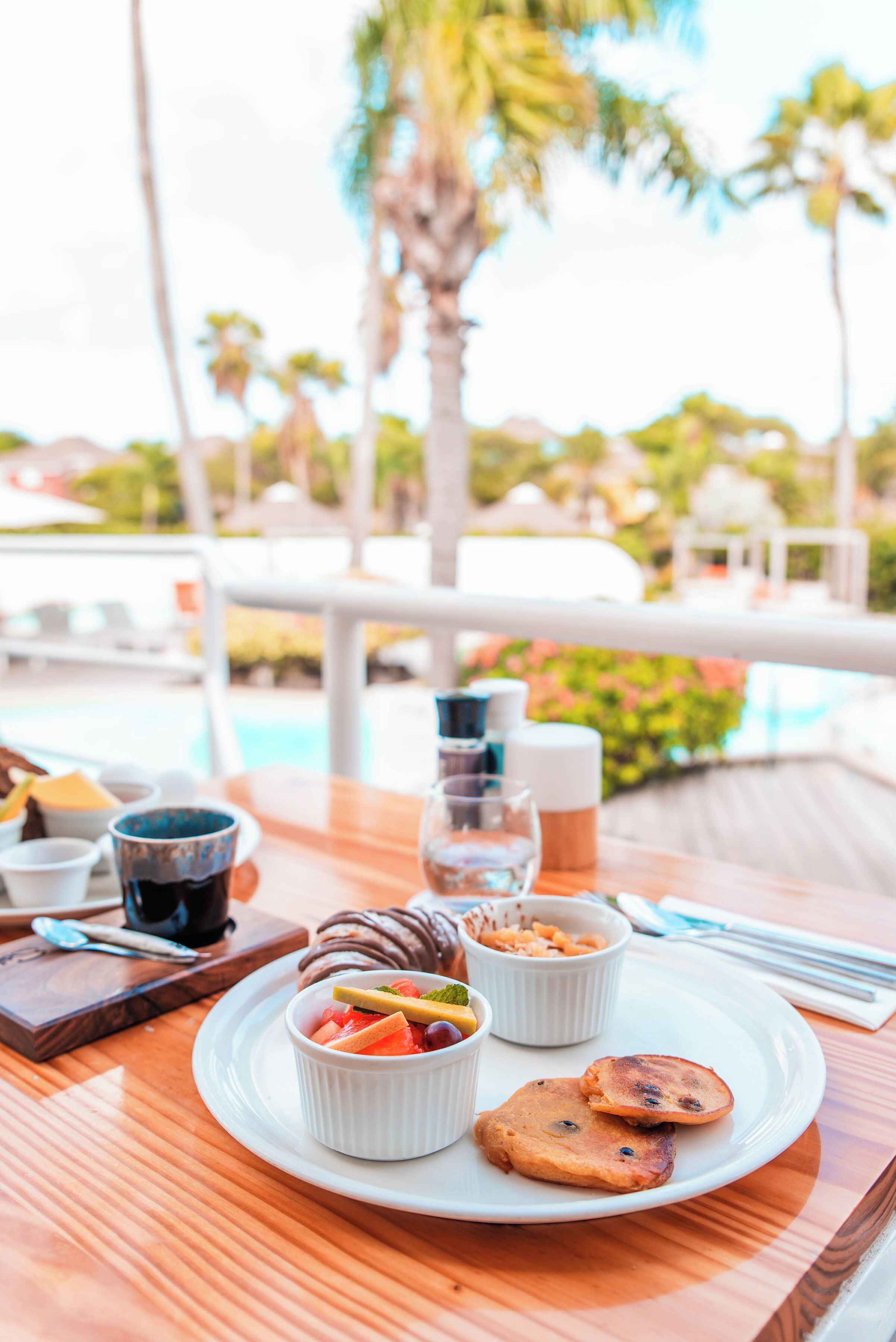 Aamiainen ja lounas; kansainvälinen keittiö, näkymät uima-altaalle 