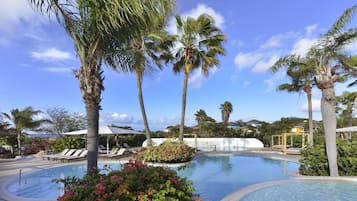 2 buitenzwembaden, gratis zwembadcabana's, ligstoelen bij het zwembad