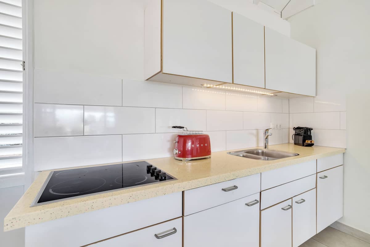 bungalow, 2 bedrooms | private kitchen | full-sized fridge, microwave, stovetop, coffee/tea maker