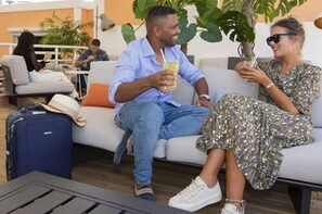 Petit déjeuner, déjeuner et dîner servis sur place, vue sur la piscine