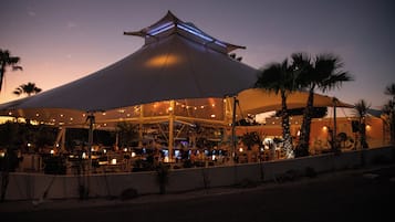 供應早餐、午餐和晚餐,國際料理,游泳池景觀