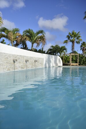 2 piscines extérieures, cabanons gratuits, chaises longues