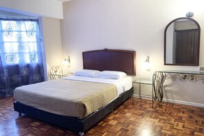 Tabla de planchar con plancha, wifi gratis y ropa de cama 