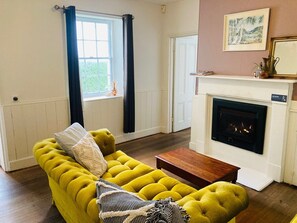 Cottage, 1 Bedroom (Boatcrew West) | Living area