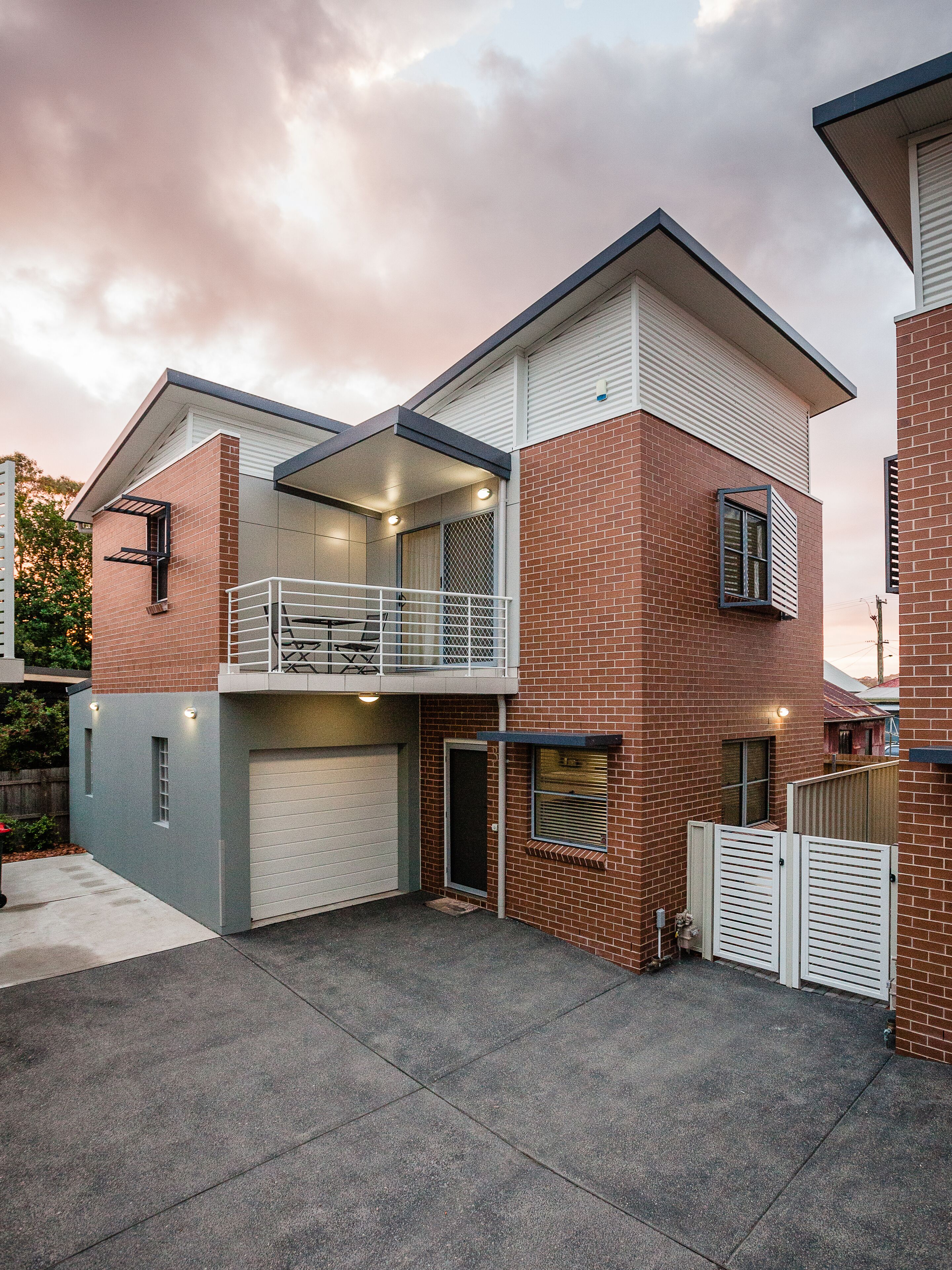 住宿正面 - 傍晚/夜晚