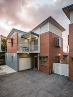 Fachada de la propiedad por la tarde o noche