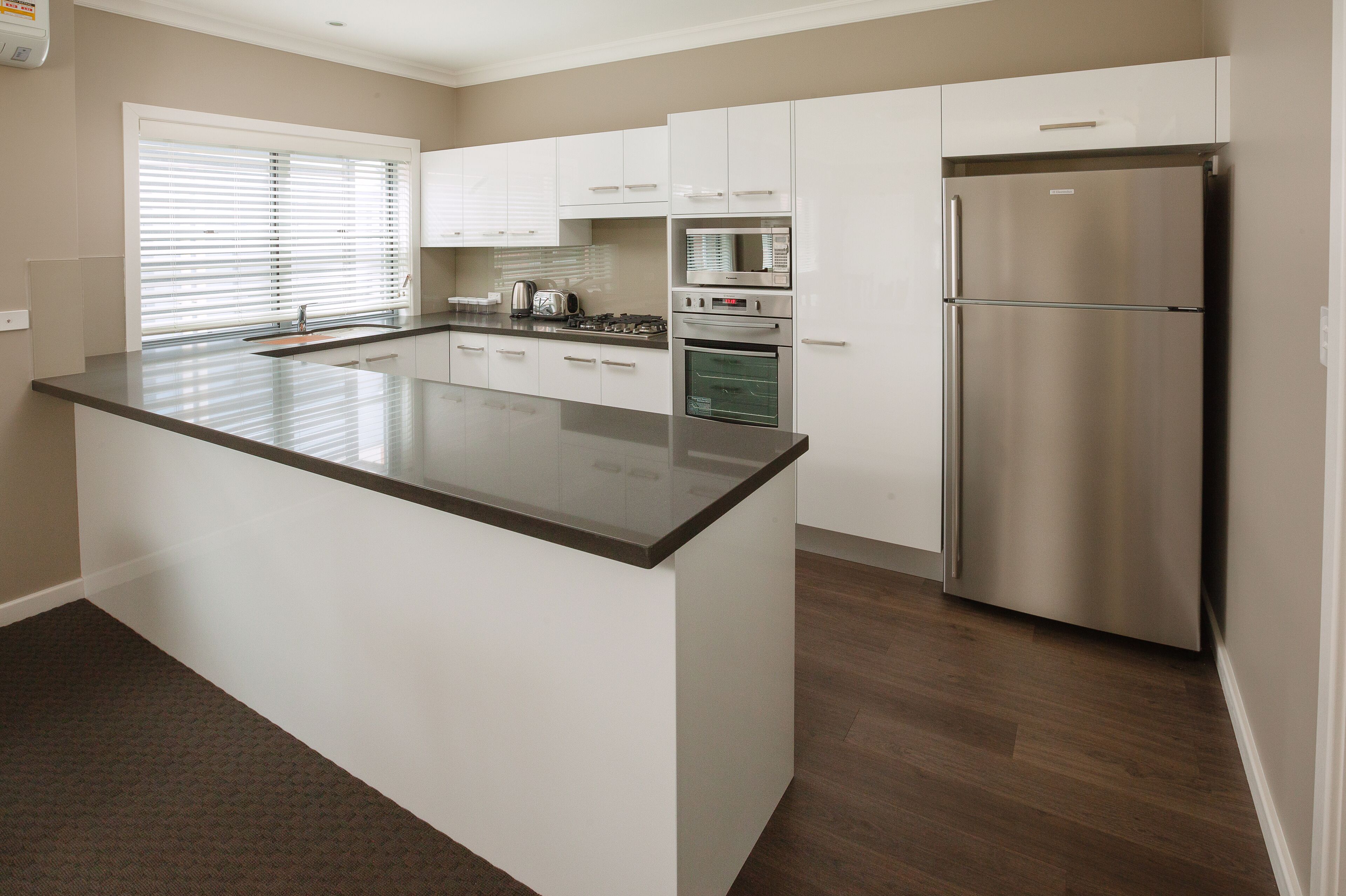 大型冷蔵庫、電子レンジ、コンロ、食器洗い機