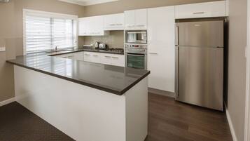 Full-sized fridge, microwave, stovetop, dishwasher