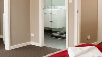 Executive Apartment, 2 Bedrooms, Ensuite | Bathroom | Separate tub and shower, free toiletries, hair dryer, towels