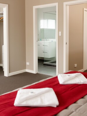 Appartement exécutif, 2 chambres, salle de bain attenante | Salle de bain | Baignoire et douche séparées, articles de toilette (gratuits)