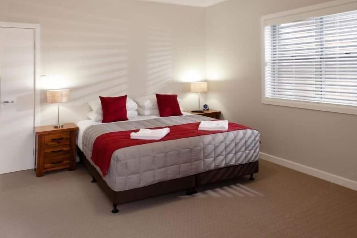 2 bedrooms, individually decorated, individually furnished