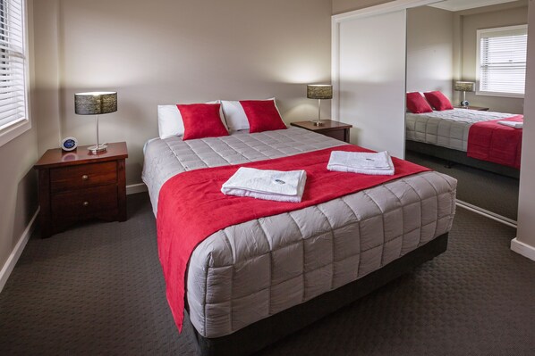 2 chambres, décor unique, ameublement unique, rideaux d’obscurcissement