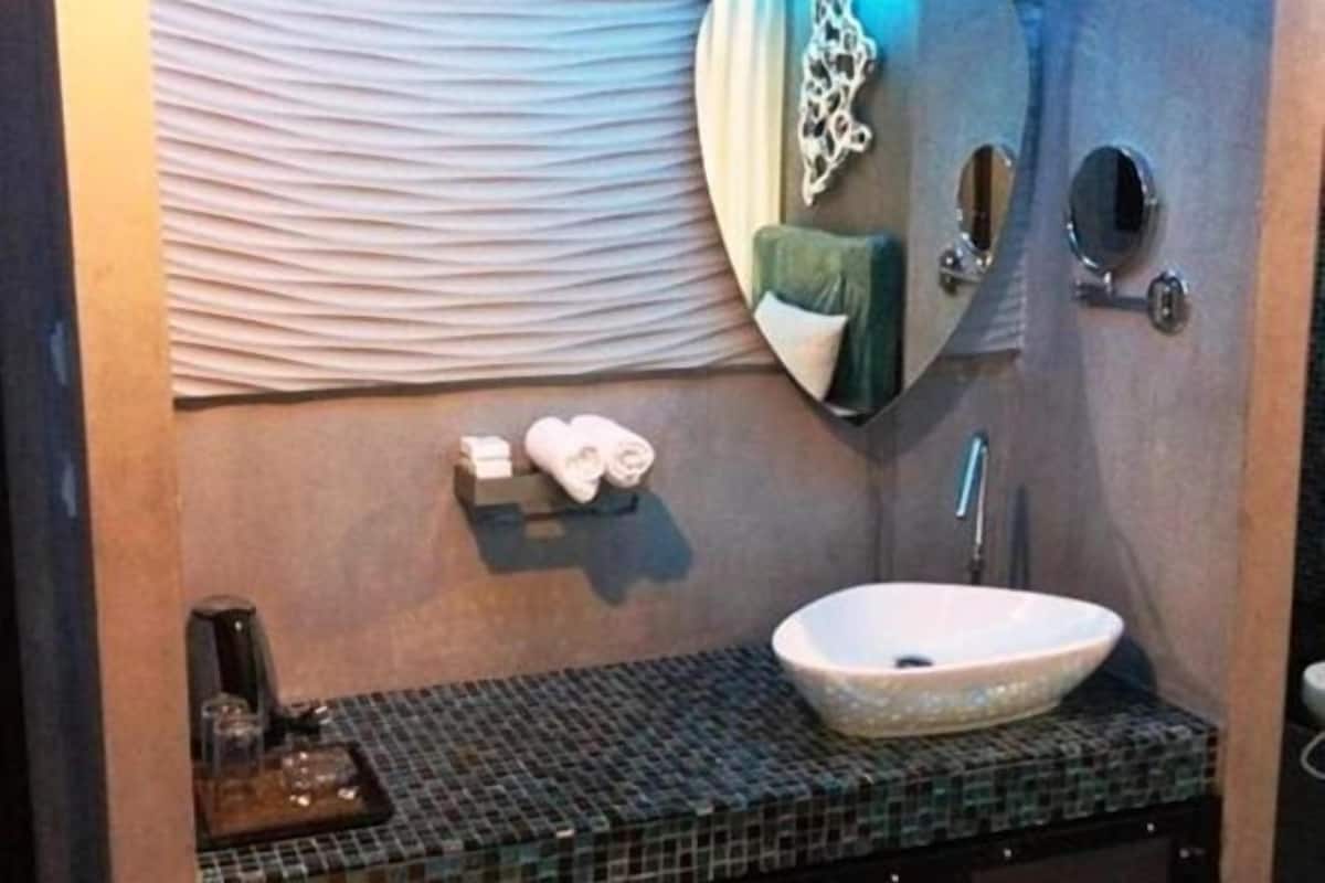 Dusche, kostenlose Toilettenartikel, Haartrockner, Handtücher