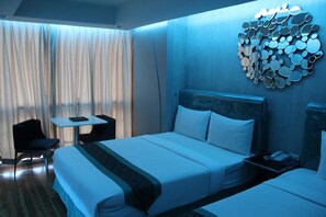 Habitación Deluxe con 2 camas individuales | Ropa de cama de alta calidad, minibar, escritorio y wifi gratis 