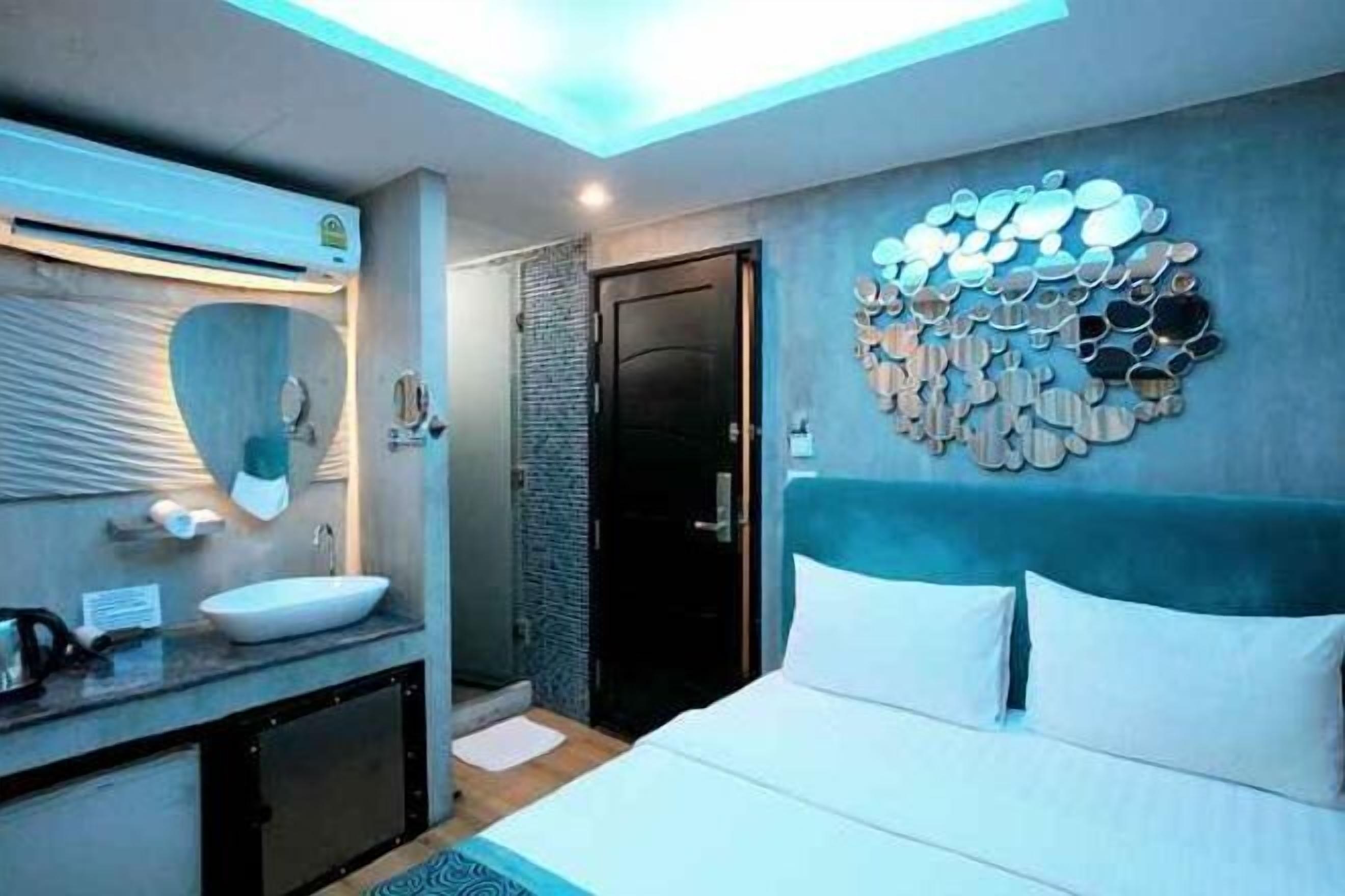 Premium bedding, minibar, desk, free WiFi