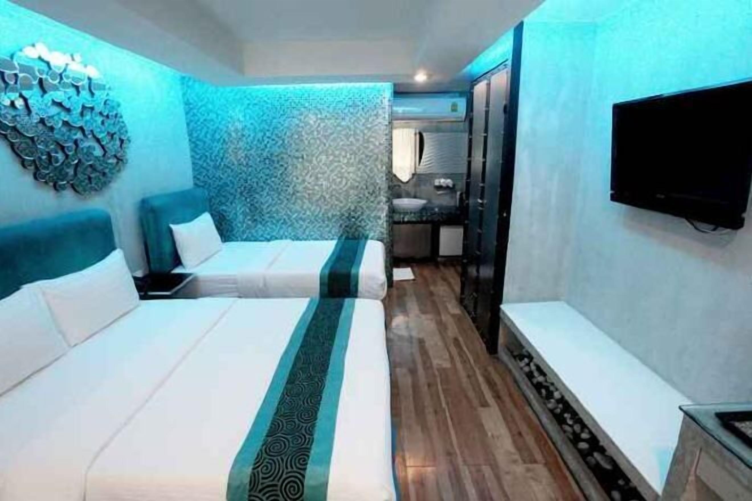 Premium bedding, minibar, desk, free WiFi