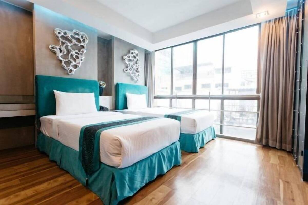 Premium bedding, minibar, desk, WiFi (free)