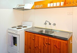 A-Frame Family Units  | Private kitchen | Full-size fridge, microwave, coffee/tea maker, cookware/dishes/utensils - Abrolhos Reef Lodge (Tarcoola Beach)