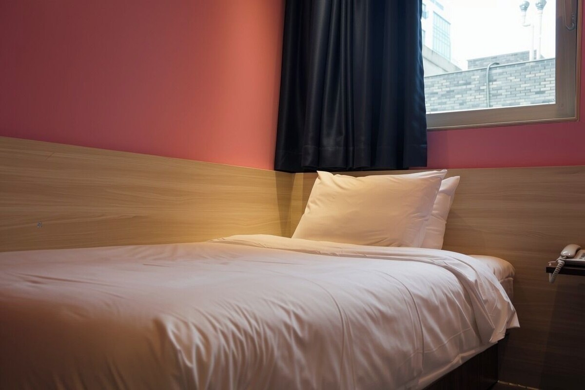 Single Room | Premium bedding, down comforters, desk, blackout drapes