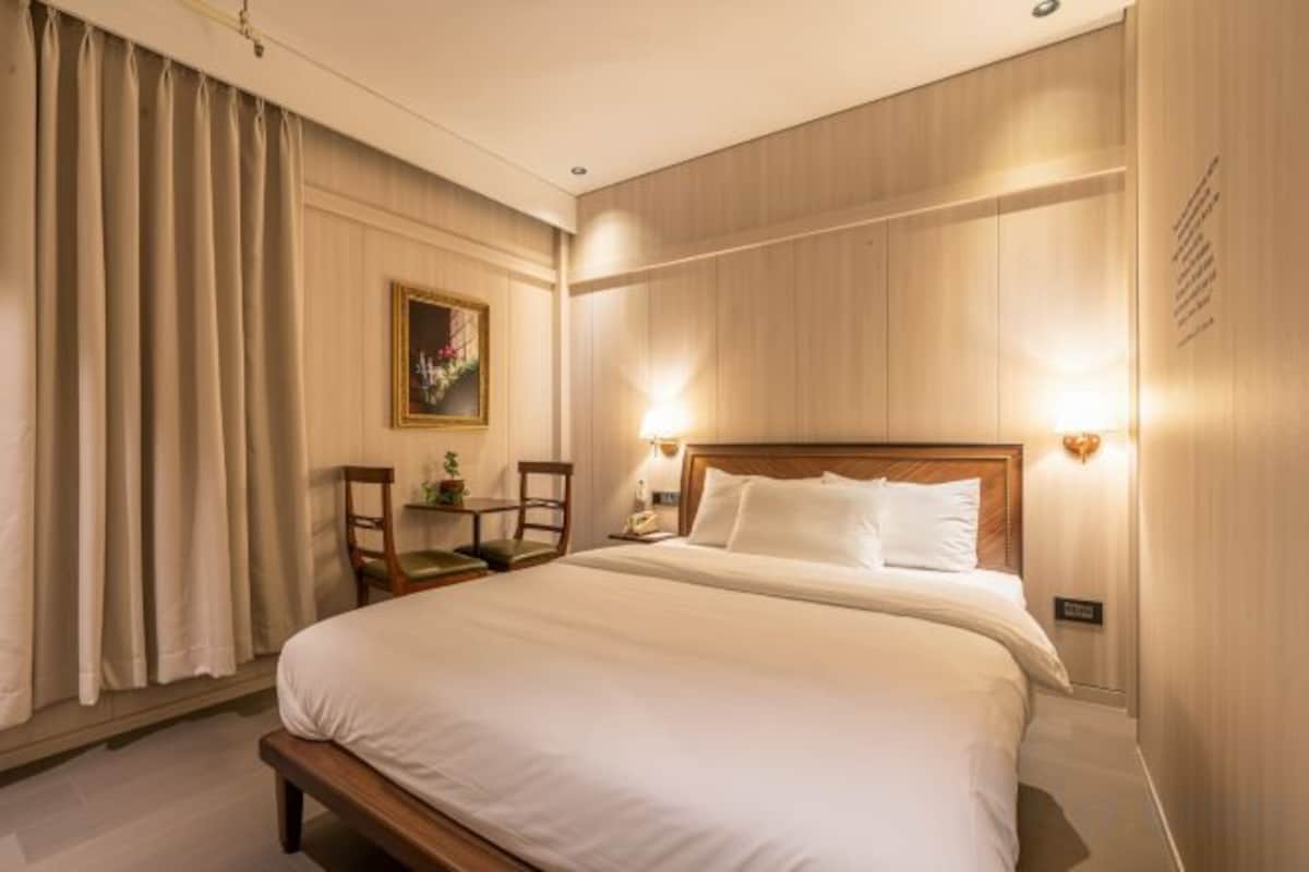 Premium bedding, down comforters, desk, blackout drapes