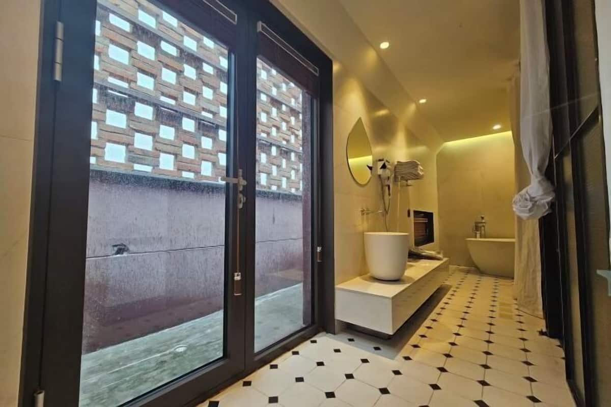 Salle de bain | Sèche-cheveux, peignoirs, chaussons, serviettes fournies