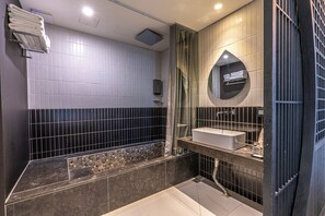 Quarto família | Banheiro | Secador de cabelo, roupões de banho, chinelos, toalhas de banho