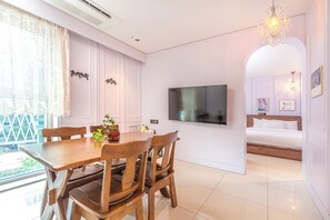Suite Room | Bộ đồ giường cao cấp, chăn bông, trang trí khác biệt 