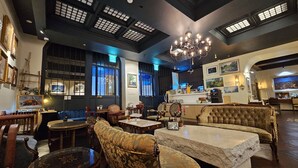 A restaurant with high ceilings, chandeliers, and traditional decor. - Le Mong Hotel (Seoul)