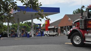 Tankstelle mit einem McDonald's und einem in der Nähe abgestellten Feuerwehrwagen.