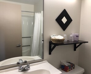 Standard Room, 1 Queen Bed, Jetted Tub | Bathroom shower - Motel Le Transit (Mont-St-Hilaire)