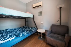 Double Room | In-room safe, free WiFi, bed sheets - The Hive Hostel (Perth)