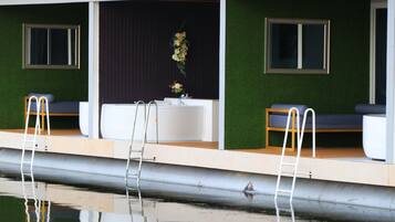 Jacuzzi Deluxe - Twin Bed | Individually decorated, desk, blackout curtains, free WiFi