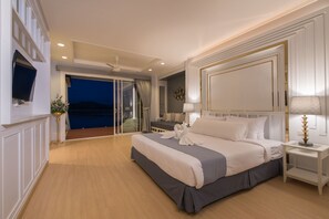 Island Jacuzzi Suite | Individually decorated, desk, blackout drapes, free WiFi