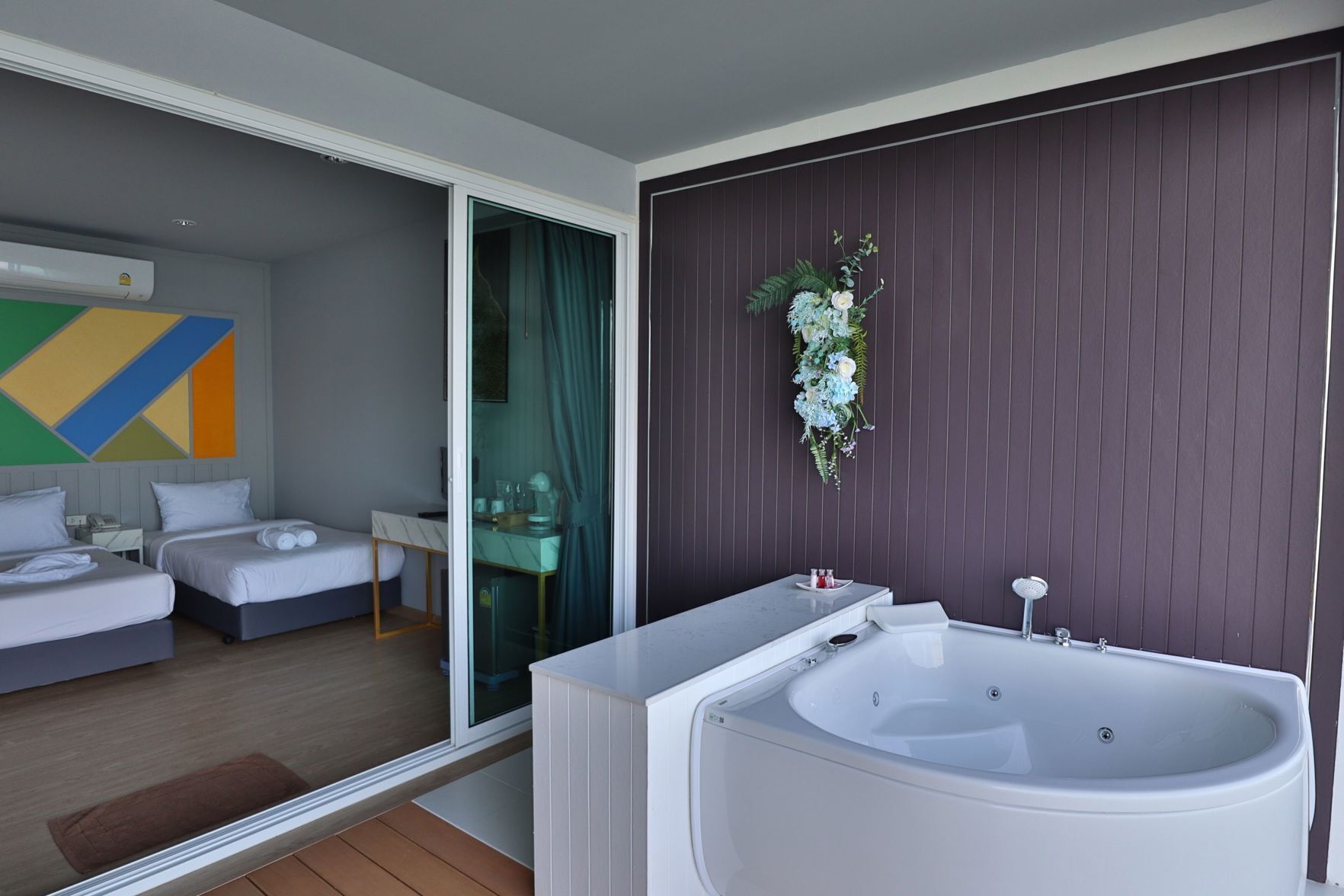 Decoración personalizada, escritorio, cortinas blackout y wifi gratis 