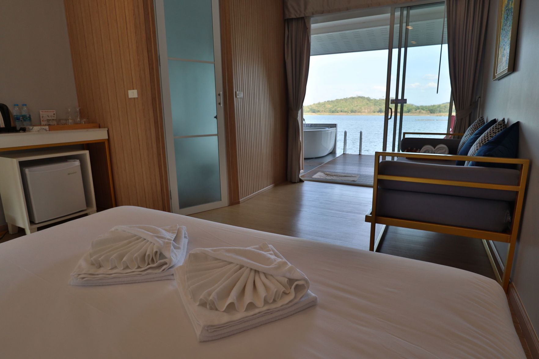 Decoración personalizada, escritorio, cortinas blackout y wifi gratis 