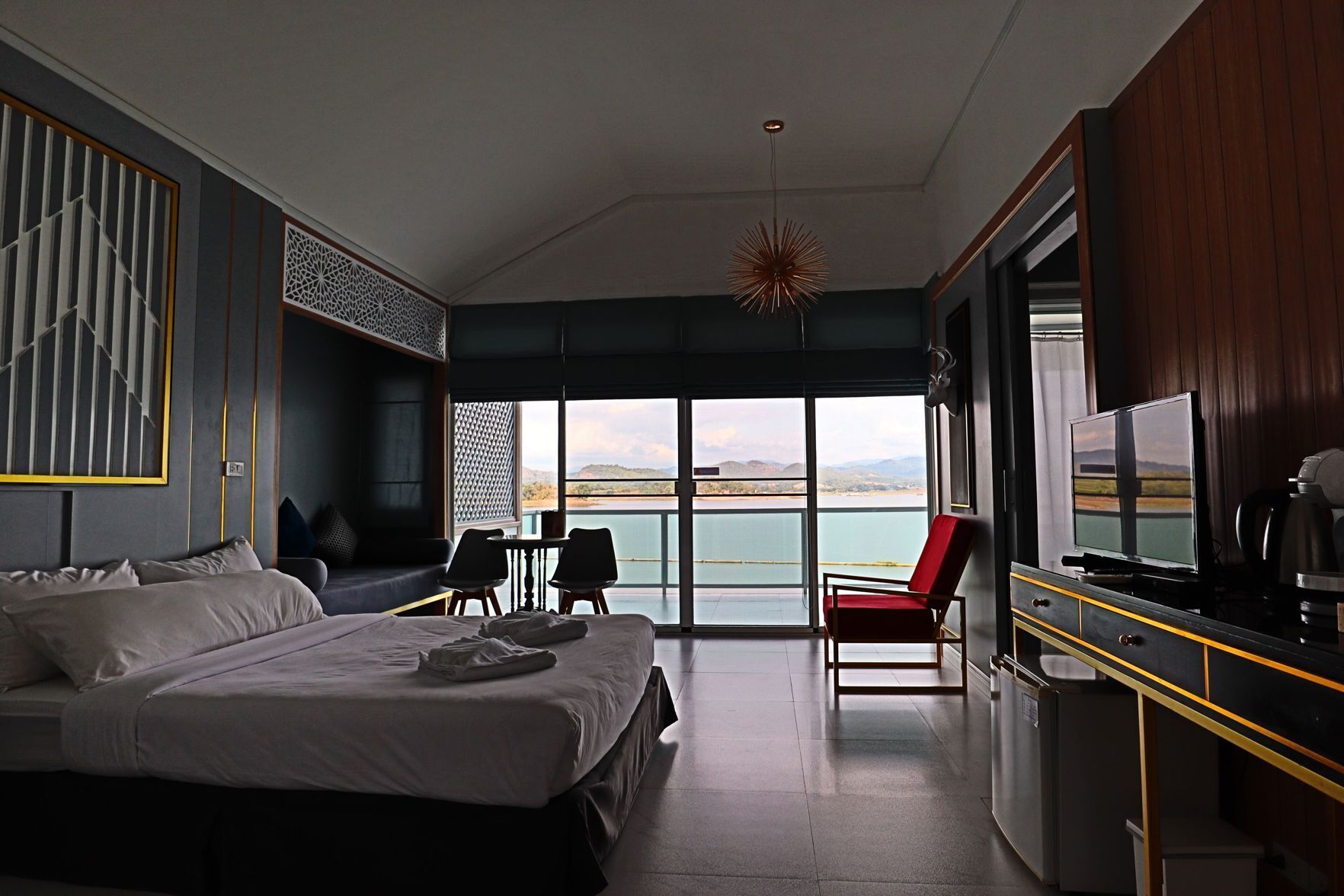 Decoración personalizada, escritorio, cortinas blackout y wifi gratis 