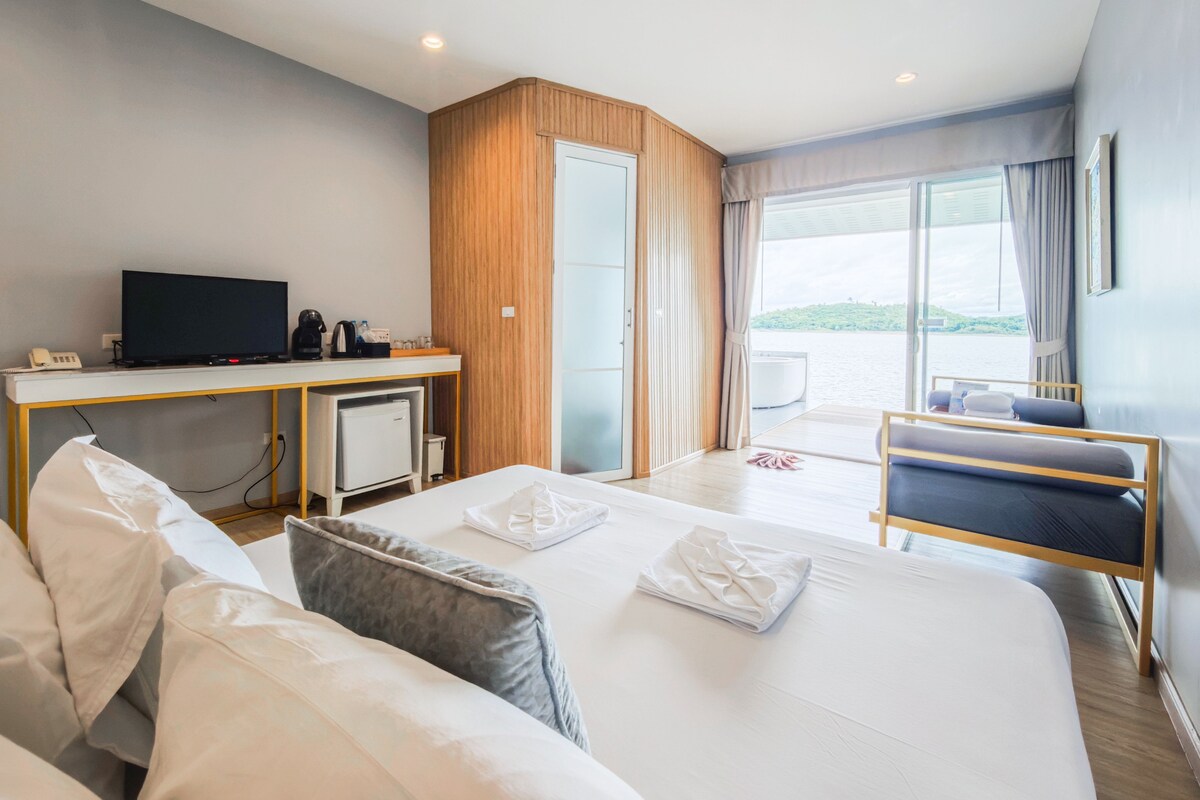 Island Jacuzzi Room | Desk, blackout drapes, WiFi (free), individually decorated