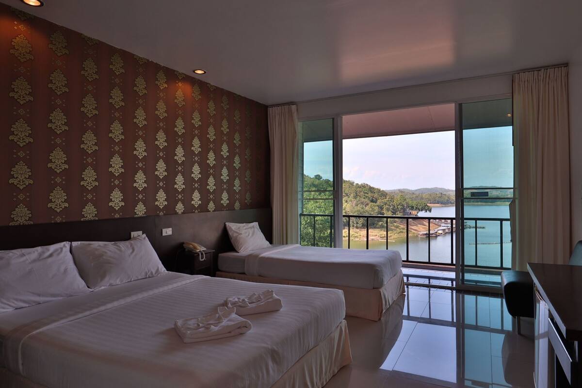 Decoración personalizada, escritorio, cortinas blackout y wifi gratis