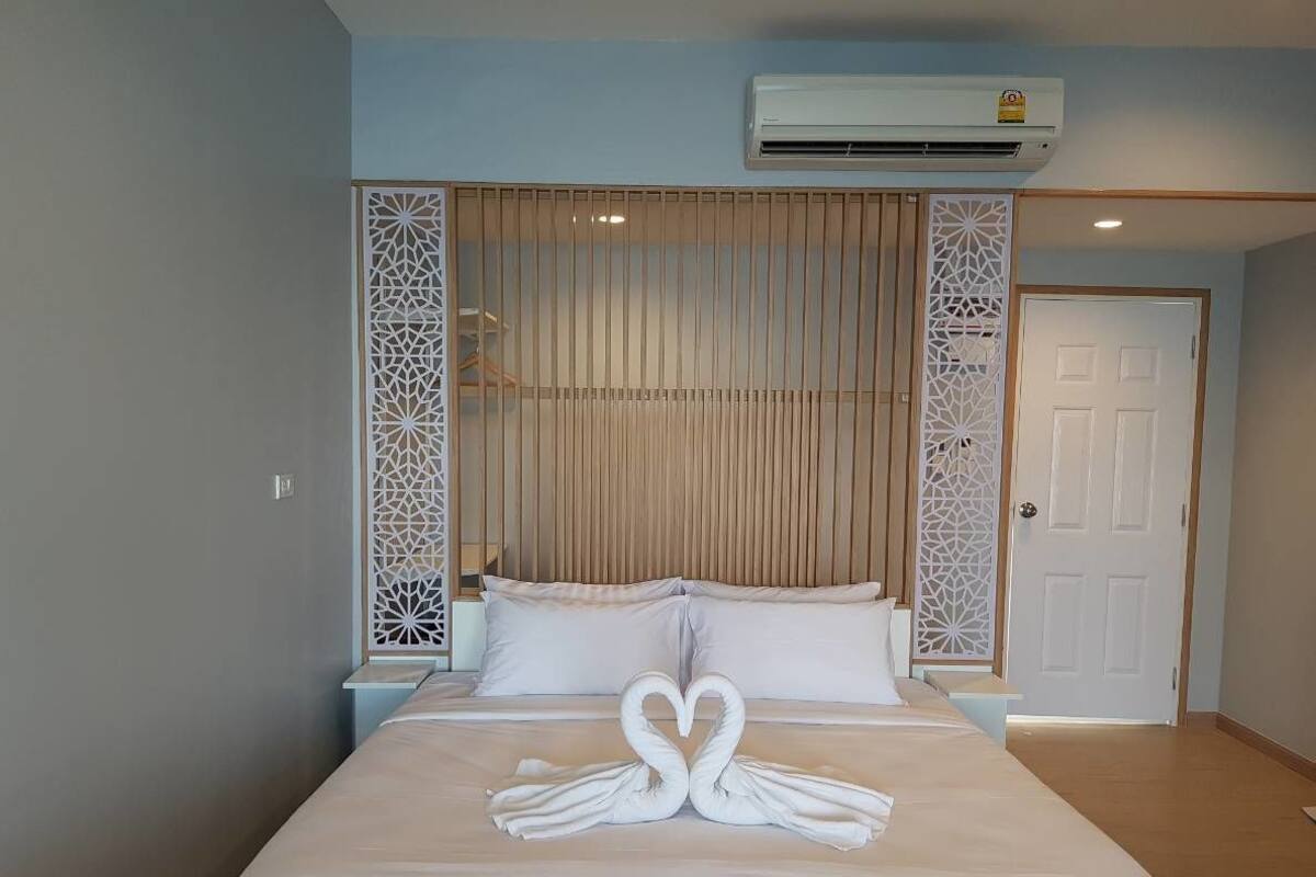 Decoración personalizada, escritorio, cortinas blackout y wifi gratis