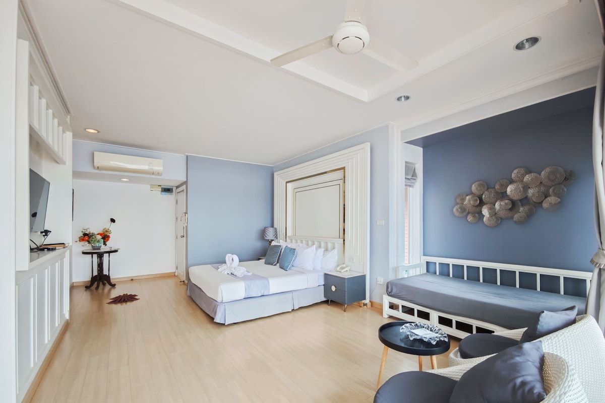 Island Jacuzzi Suite | Desk, blackout drapes, WiFi (free), individually decorated