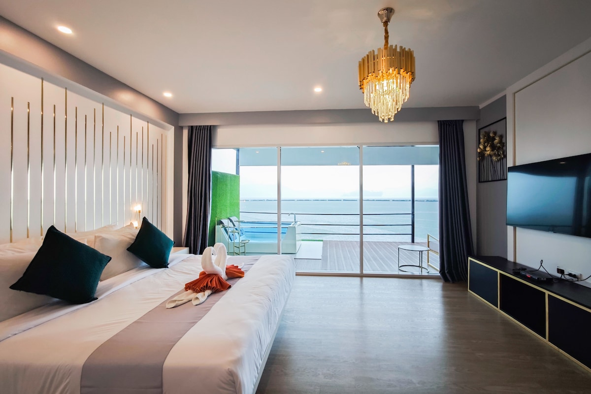 Family Jacuzzi Villa | Desk, blackout drapes, WiFi (free), individually decorated