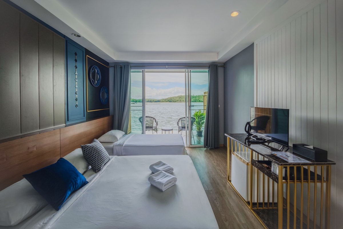 Island Suite | Desk, blackout drapes, WiFi (free), individually decorated