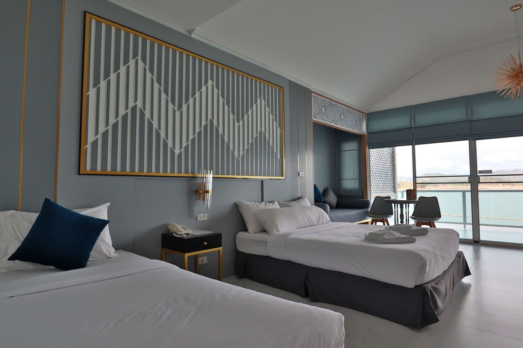 Decoración personalizada, escritorio, cortinas blackout y wifi gratis 