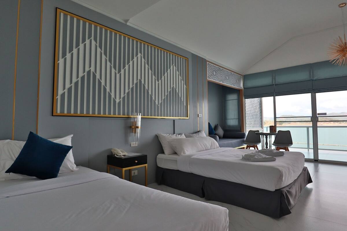 Decoración personalizada, escritorio, cortinas blackout y wifi gratis