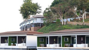 Um hotel flutuante com vários quartos, cada um com varanda e vista para a água.