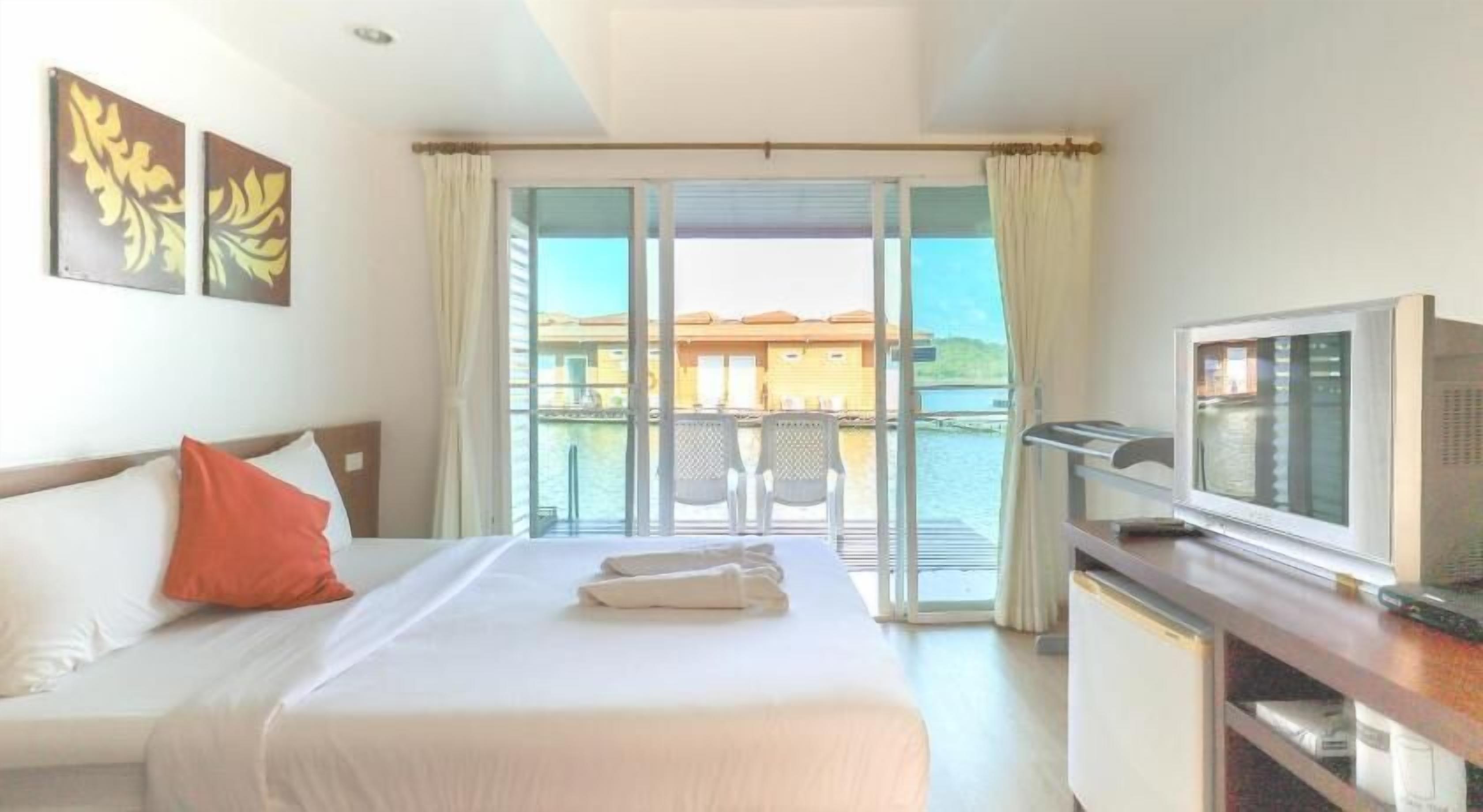 Decoración personalizada, escritorio, cortinas blackout y wifi gratis 