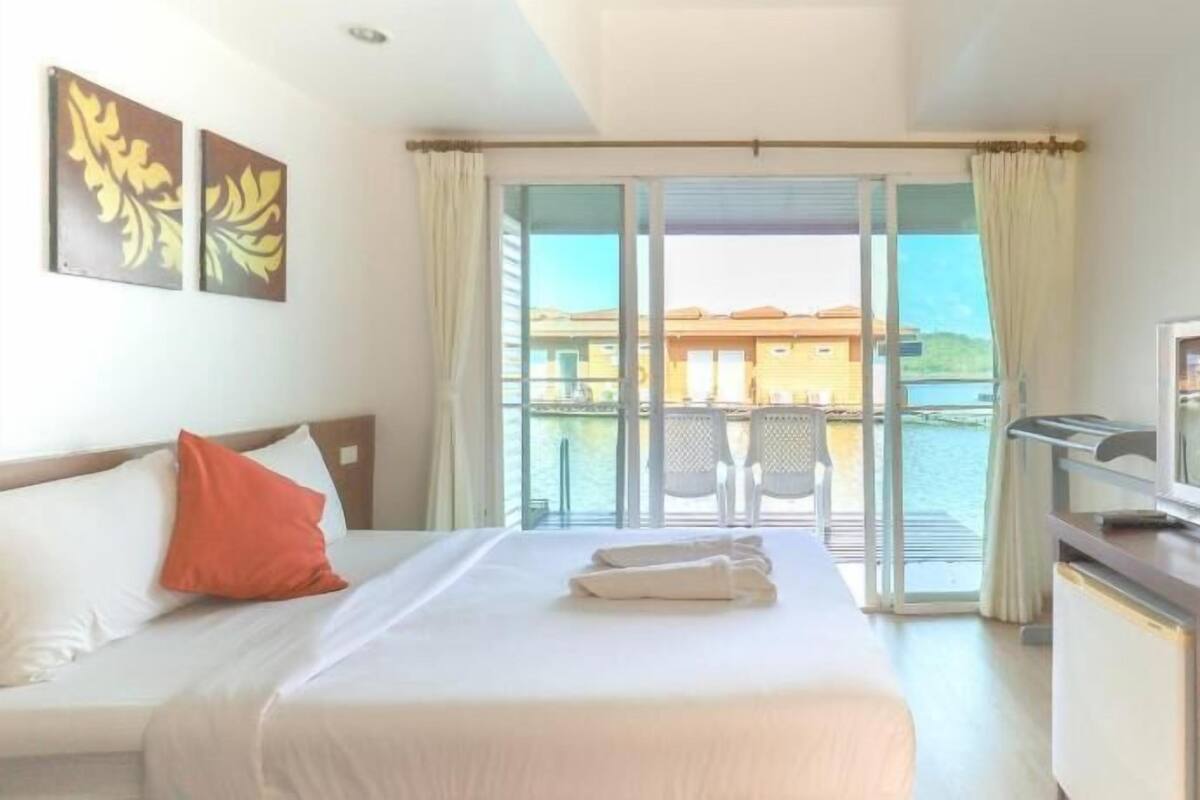 Decoración personalizada, escritorio, cortinas blackout y wifi gratis