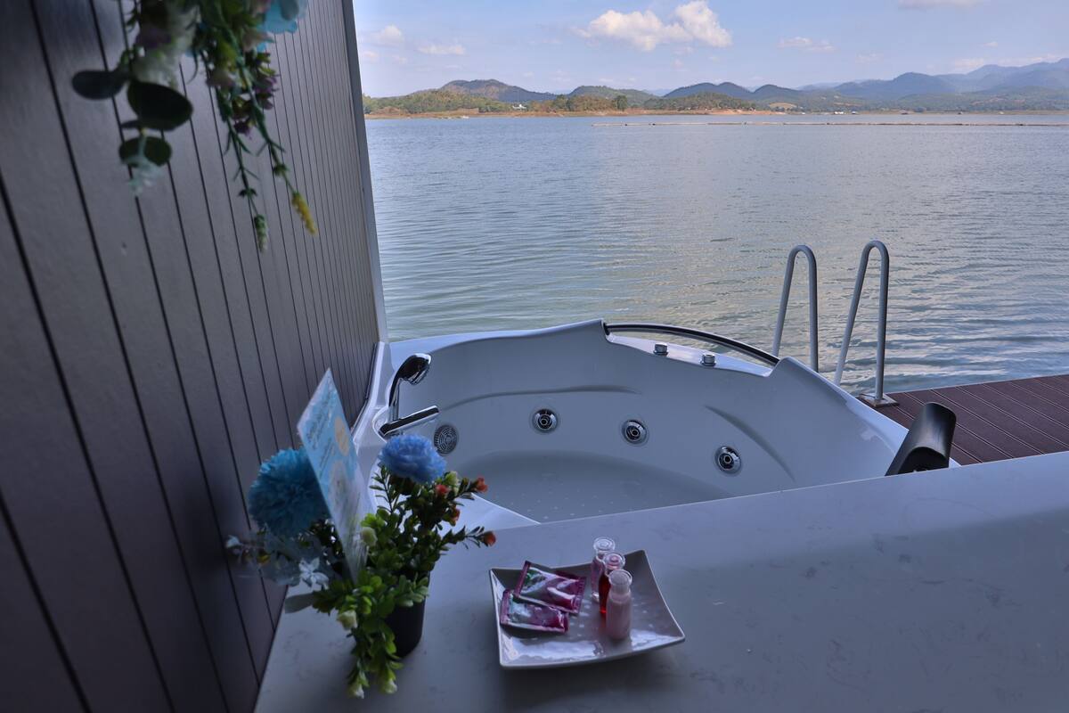 Island Jacuzzi Room | 起居区 | 21-英寸液晶电视 （配备有线频道）、电视