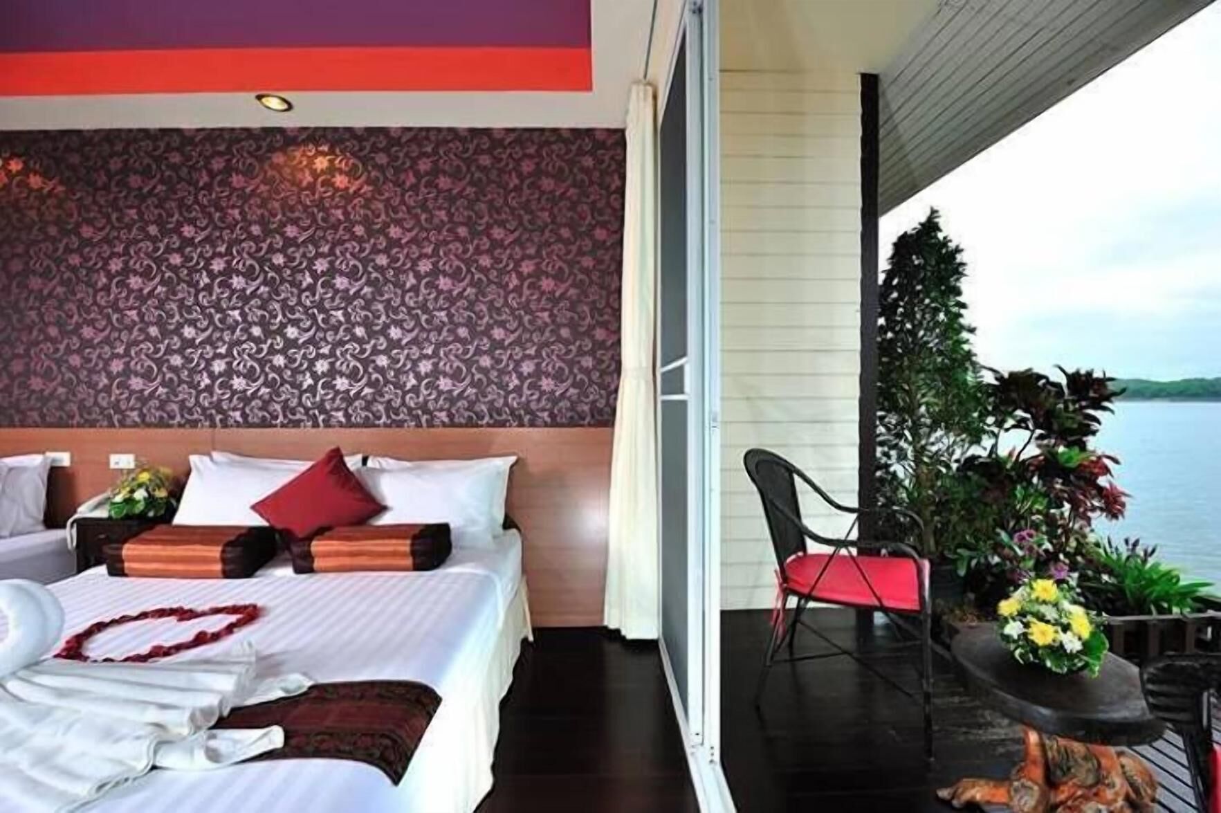 Decoración personalizada, escritorio, cortinas blackout y wifi gratis 